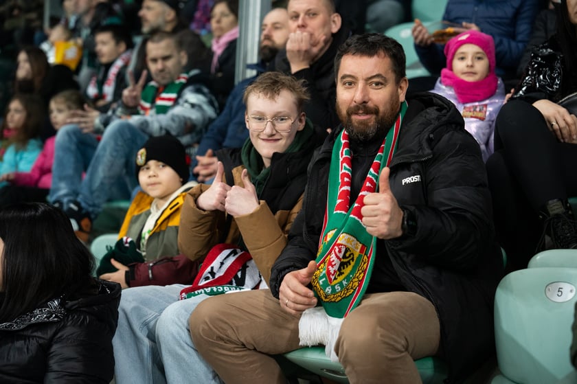 Kibice na meczu Śląska z Widzewem (2 marca 2024) na Tarczyński Arenie